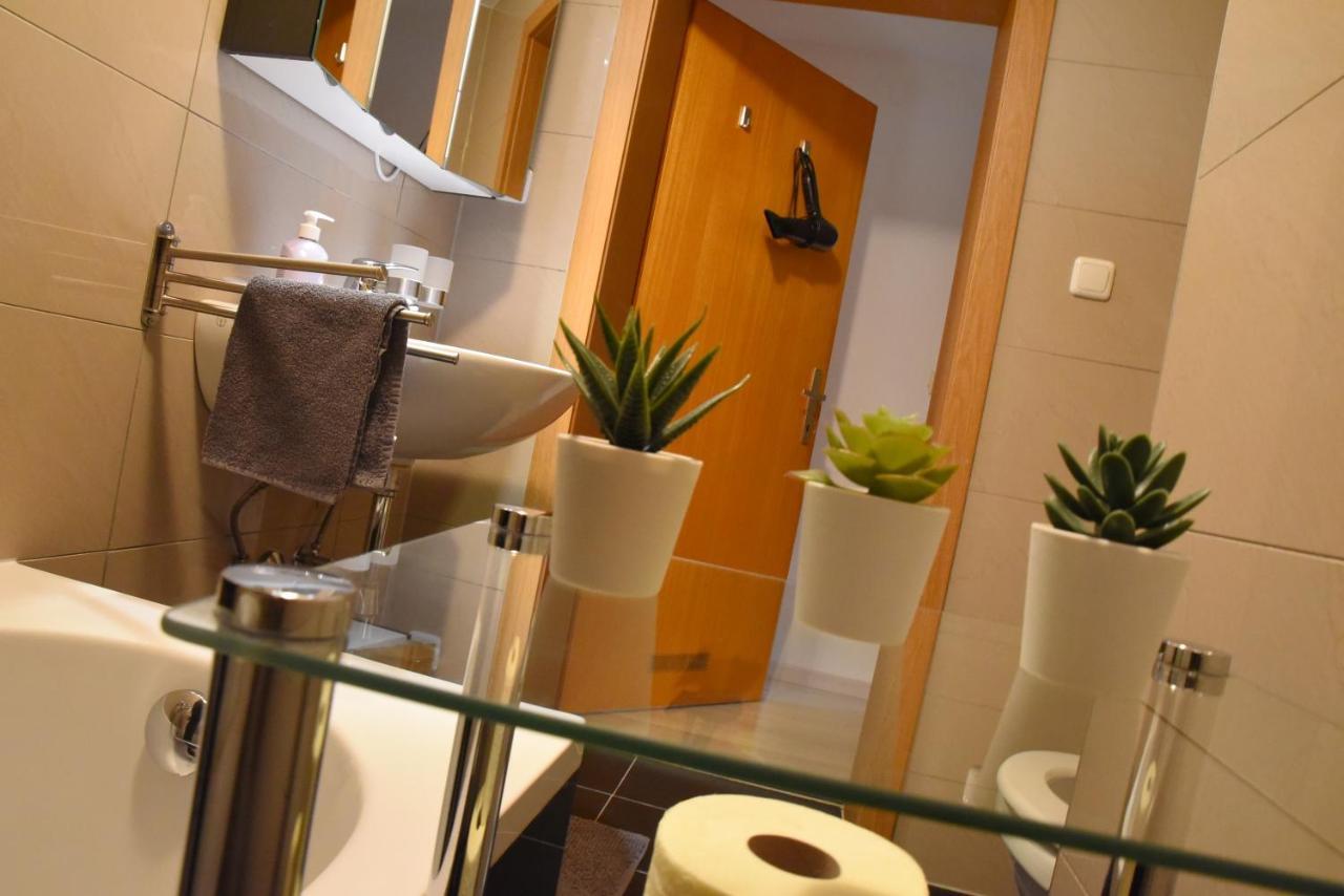 80 M2 Haushaelfte, 3 Zimmer, Parkplaetze, Bis 6 Pers Apartment Waengle Bagian luar foto